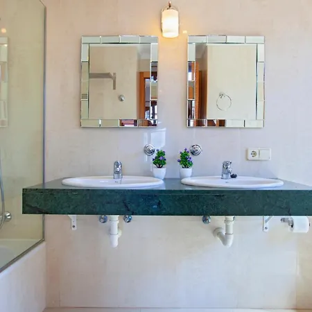 Villa Playa Blanca Sleeps 12 With Pool Air Con And Wifi Playa Blanca (Lanzarote)